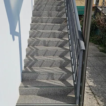 Casa Luminosa In Affitto Breve A Lugo, Zona Tranquilla, Parcheggio Comodo דירה לוגו