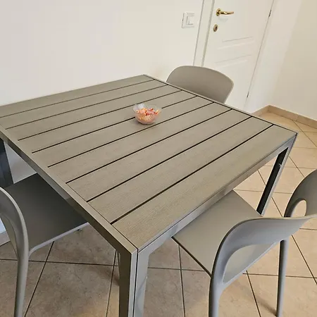 Casa Luminosa In Affitto Breve A Lugo, Zona Tranquilla, Parcheggio Comodo דירה לוגו