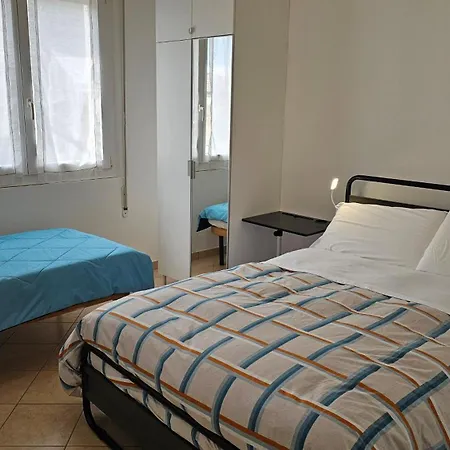 Casa Luminosa In Affitto Breve A Lugo, Zona Tranquilla, Parcheggio Comodo * לוגו