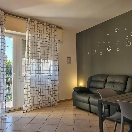 Casa Luminosa In Affitto Breve A Lugo, Zona Tranquilla, Parcheggio Comodo לוגו