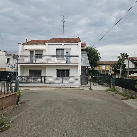 Casa Luminosa In Affitto Breve A Lugo, Zona Tranquilla, Parcheggio Comodo Apartment *