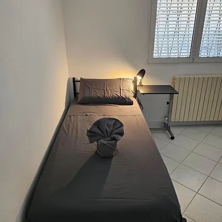 Casa Luminosa In Affitto Breve A Lugo, Zona Tranquilla, Parcheggio Comodo דירה *